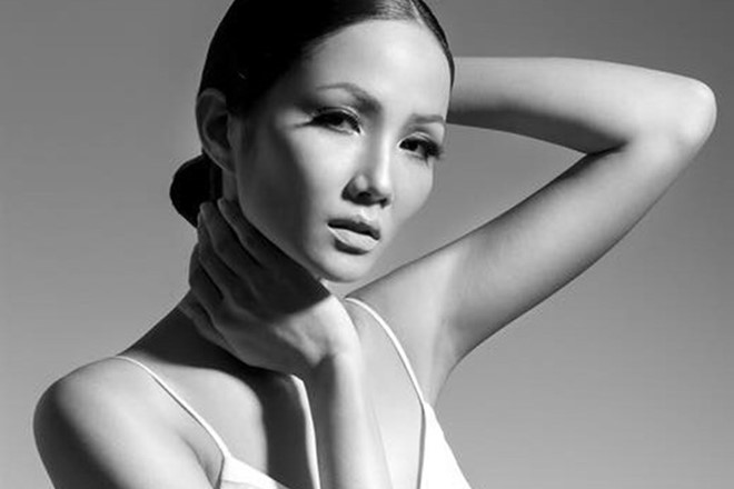 Ảnh gợi cảm của Hoa hậu Hoàn vũ VN HHen Niê thời tóc dài